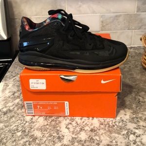 Max Lebron xi Lowtops size 7 youth